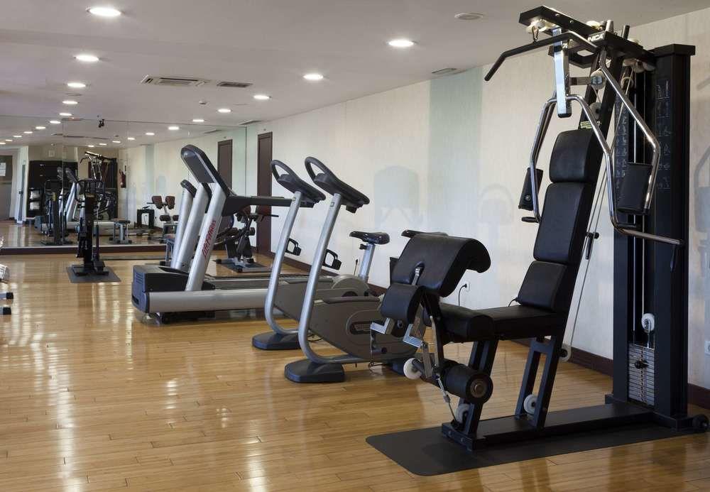 Ac Hotel Palacio De Santa Ana By Marriott Valladolid Bagian luar foto A gym in a hotel