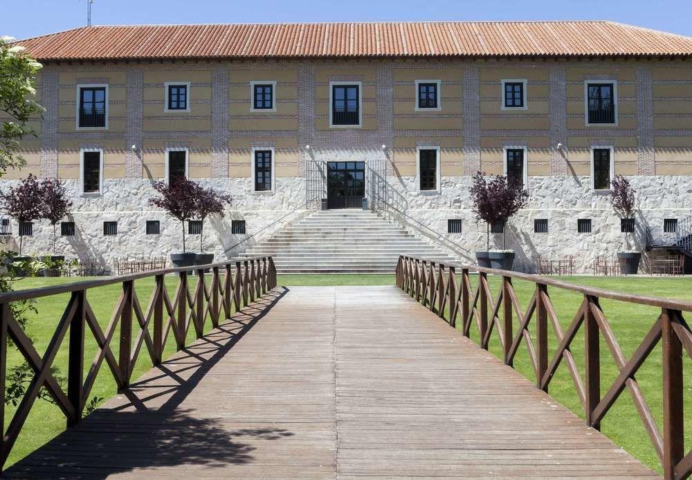 Ac Hotel Palacio De Santa Ana By Marriott Valladolid Bagian luar foto The main entrance of the castle