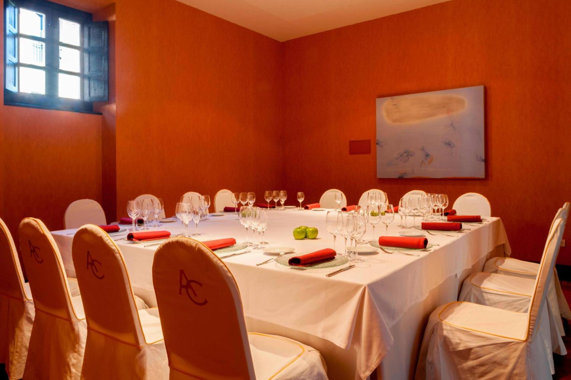 Ac Hotel Palacio De Santa Ana By Marriott Valladolid Bagian luar foto A private dining room at the Mandarin Oriental, Madrid