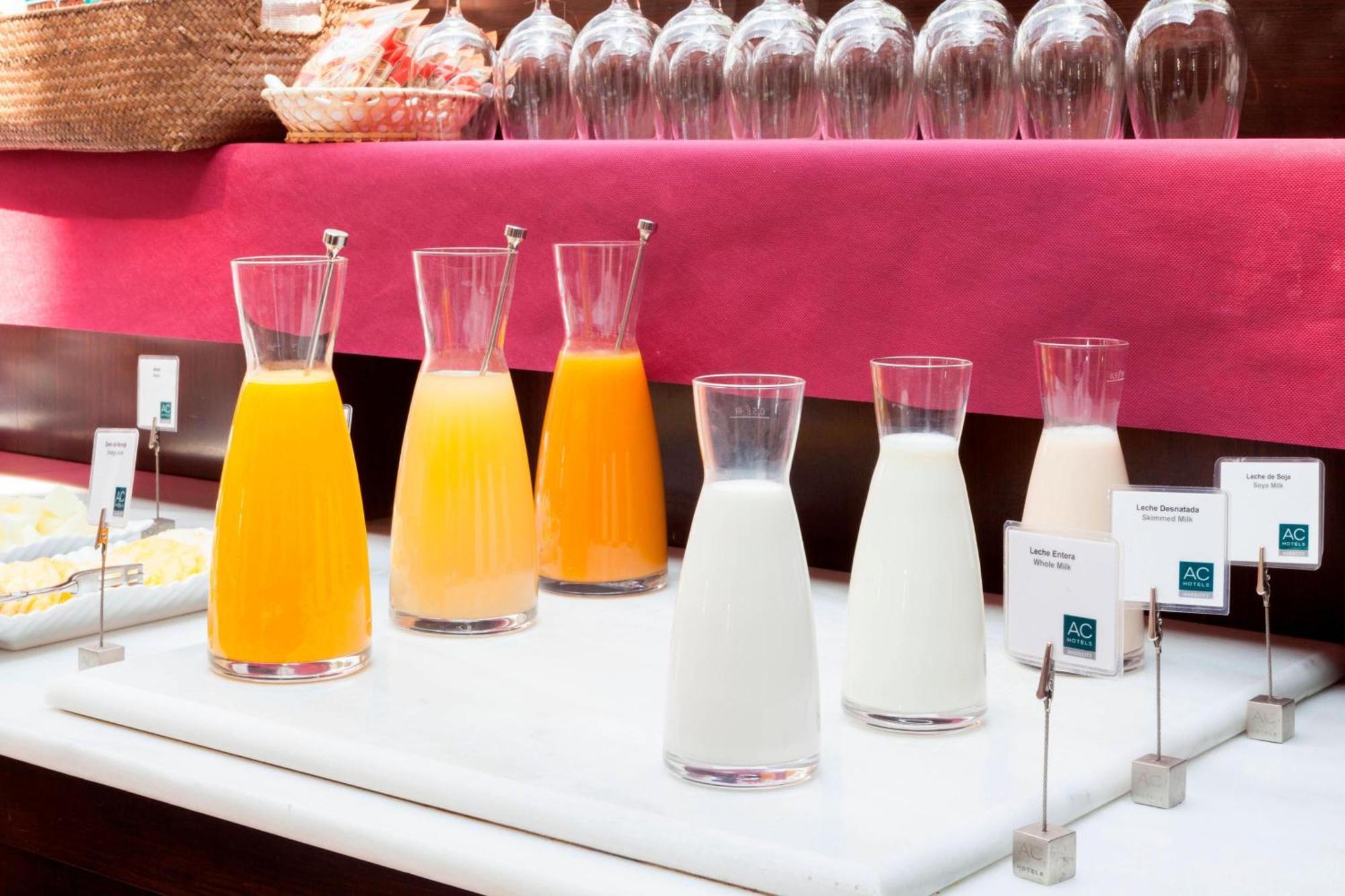 Ac Hotel Palacio De Santa Ana By Marriott Valladolid Bagian luar foto Juice and milk at a buffet