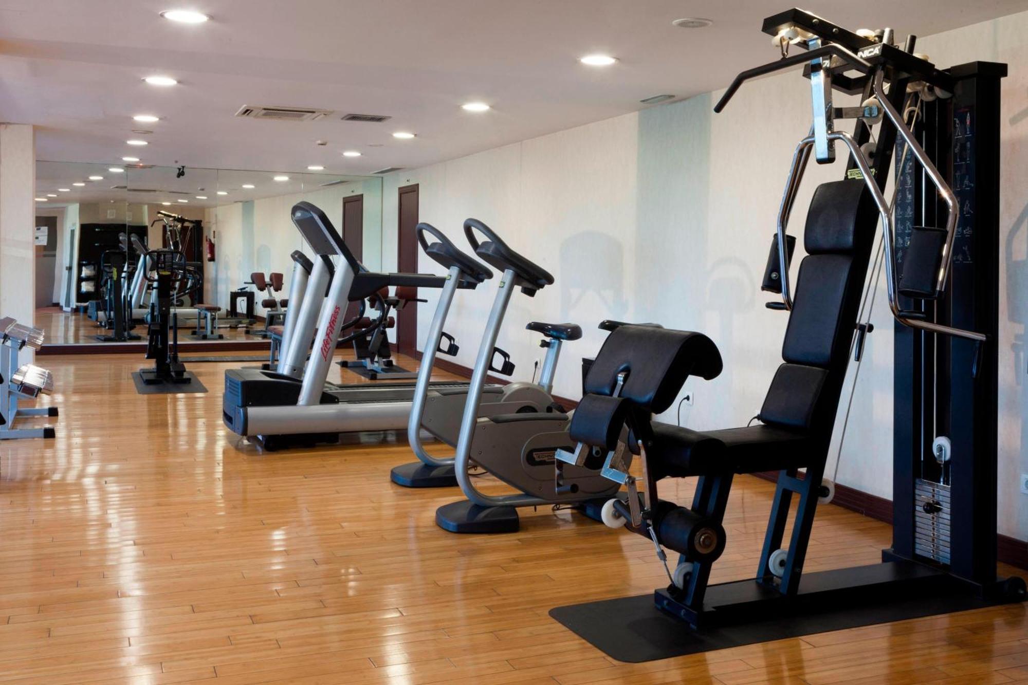 Ac Hotel Palacio De Santa Ana By Marriott Valladolid Bagian luar foto A gym in a hotel