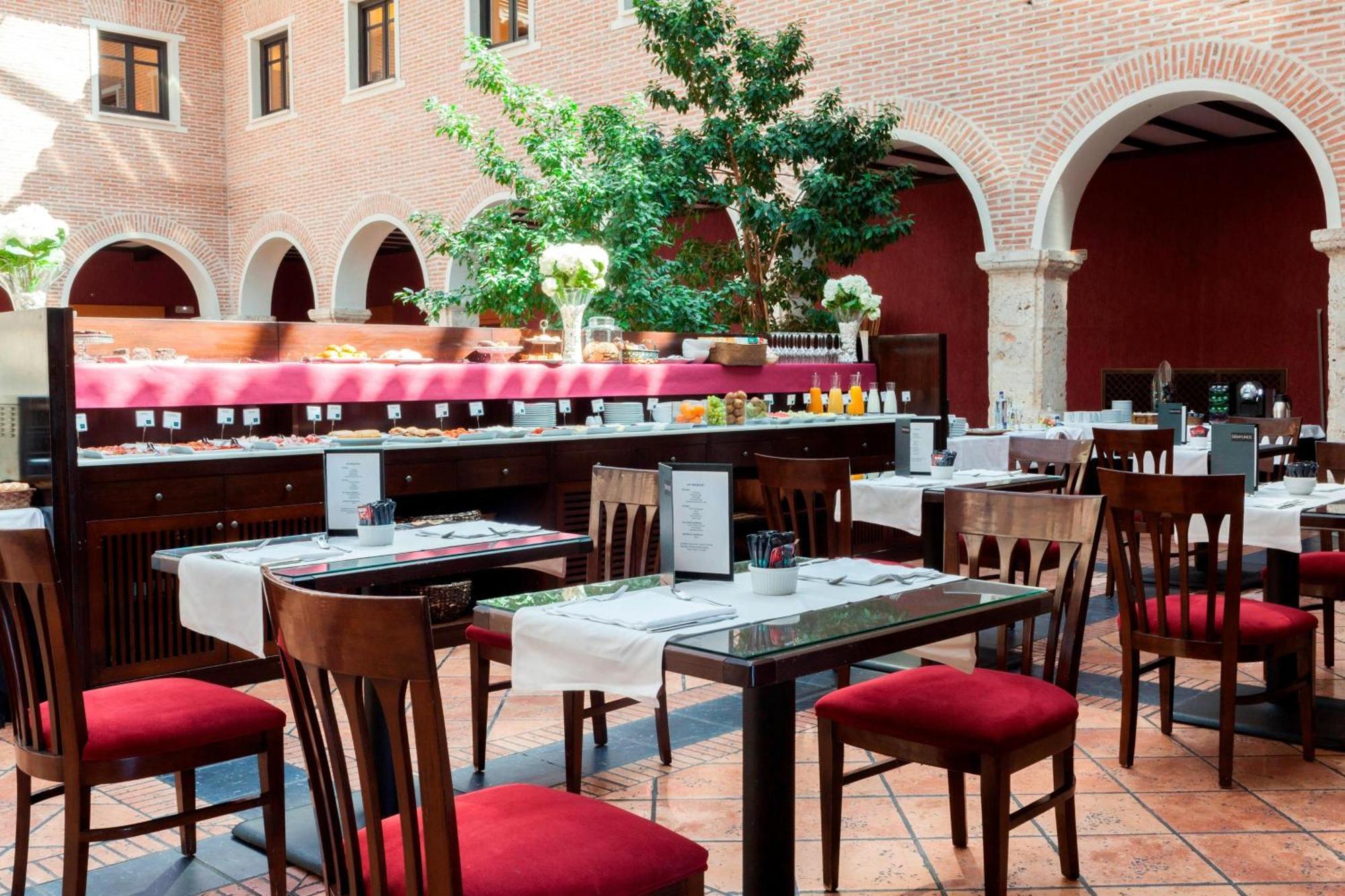 Ac Hotel Palacio De Santa Ana By Marriott Valladolid Bagian luar foto Restaurant in the hotel
