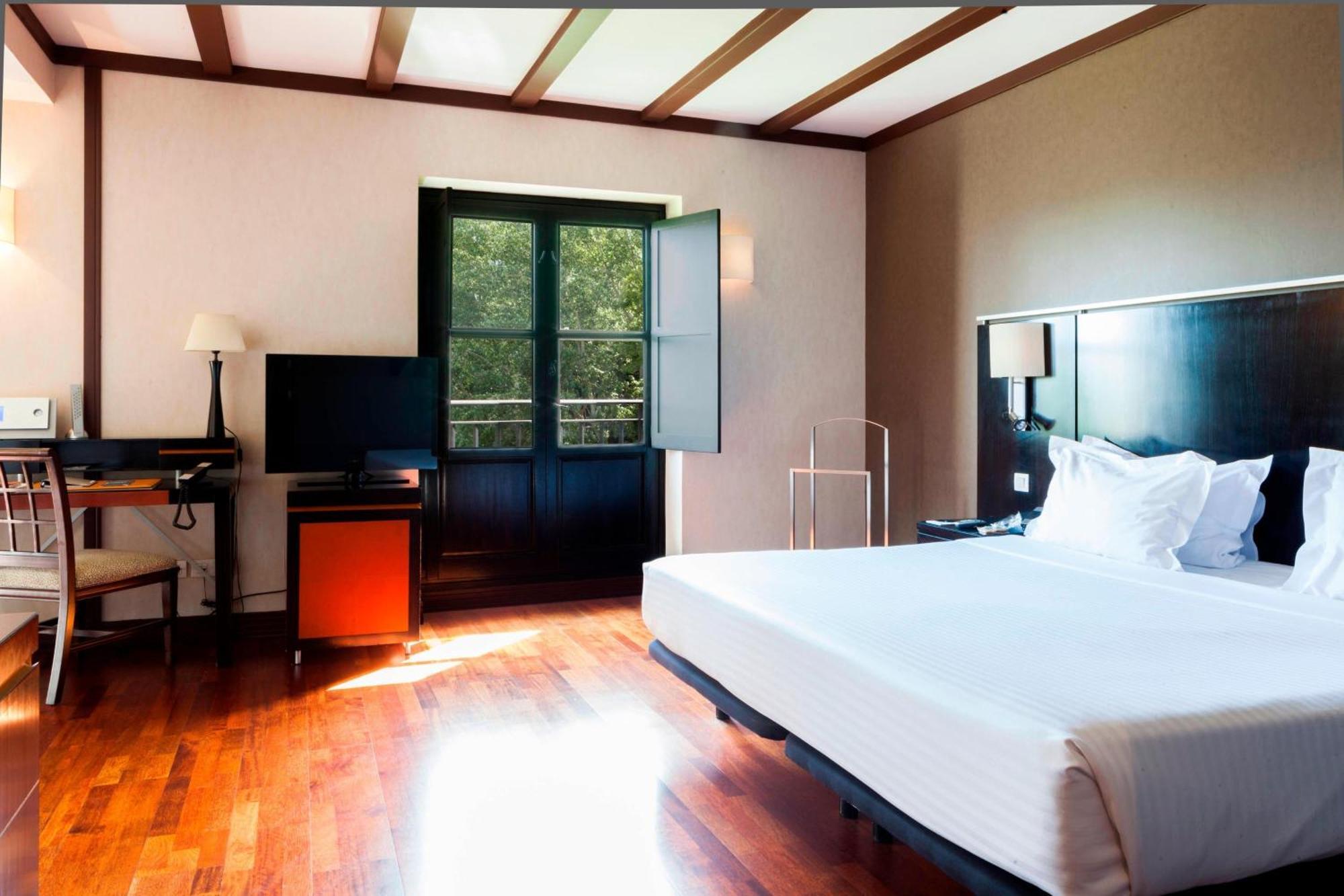 Ac Hotel Palacio De Santa Ana By Marriott Valladolid Bagian luar foto A room at the hotel