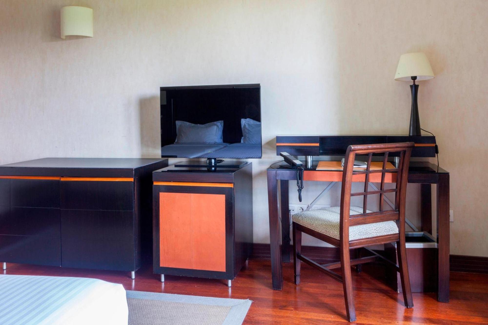 Ac Hotel Palacio De Santa Ana By Marriott Valladolid Bagian luar foto A television in a hotel room