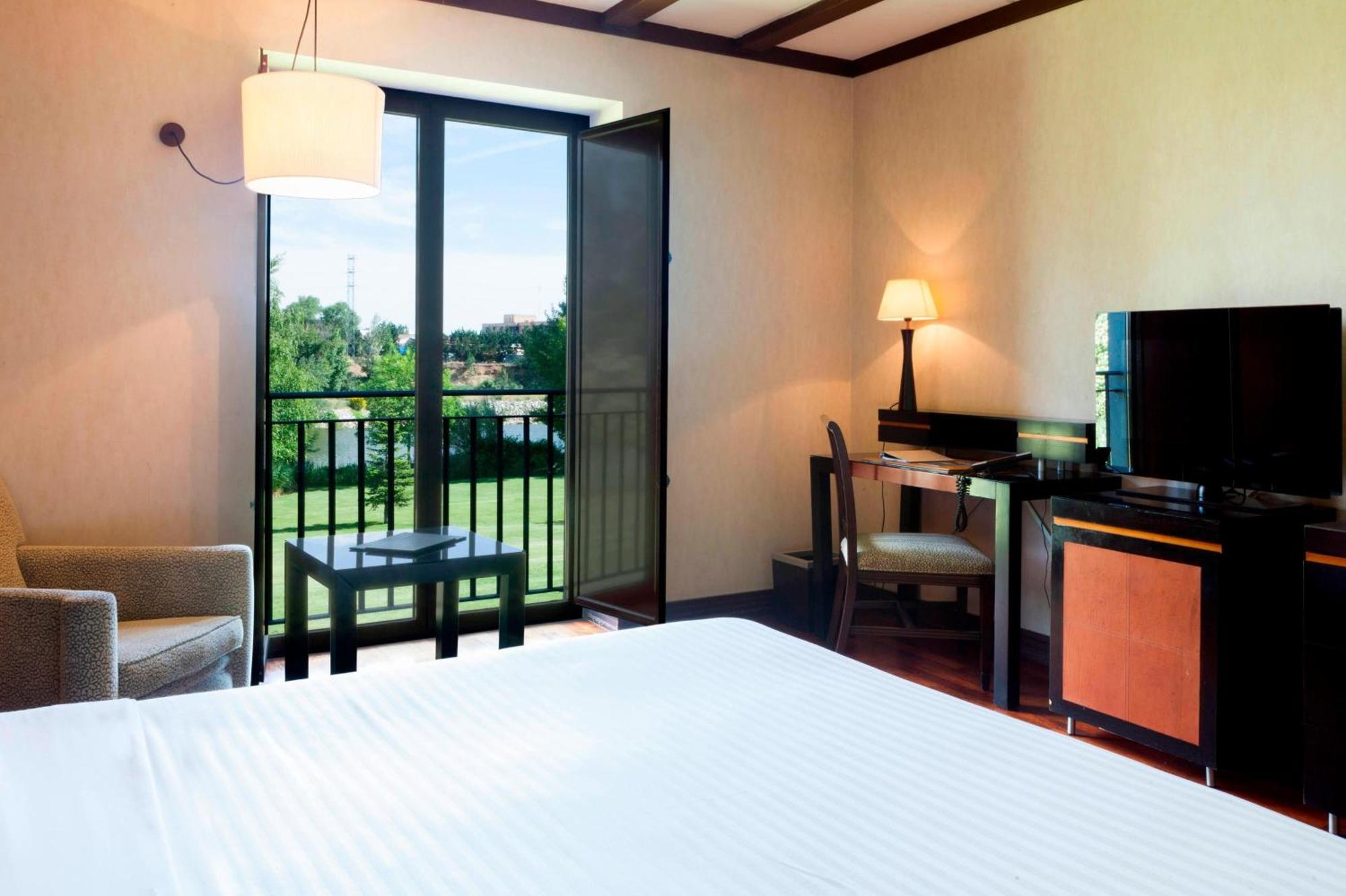 Ac Hotel Palacio De Santa Ana By Marriott Valladolid Bagian luar foto A room at the hotel