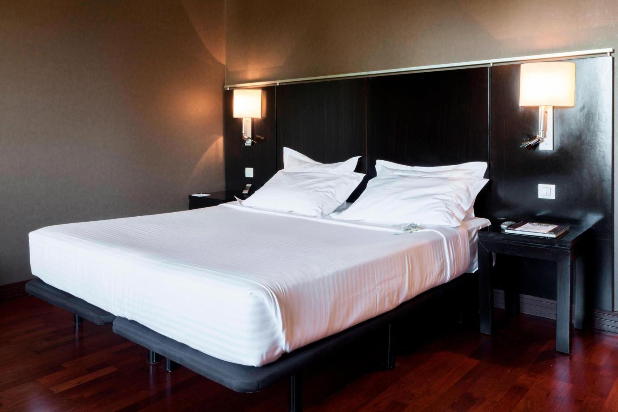 Ac Hotel Palacio De Santa Ana By Marriott Valladolid Bagian luar foto A room at the hotel