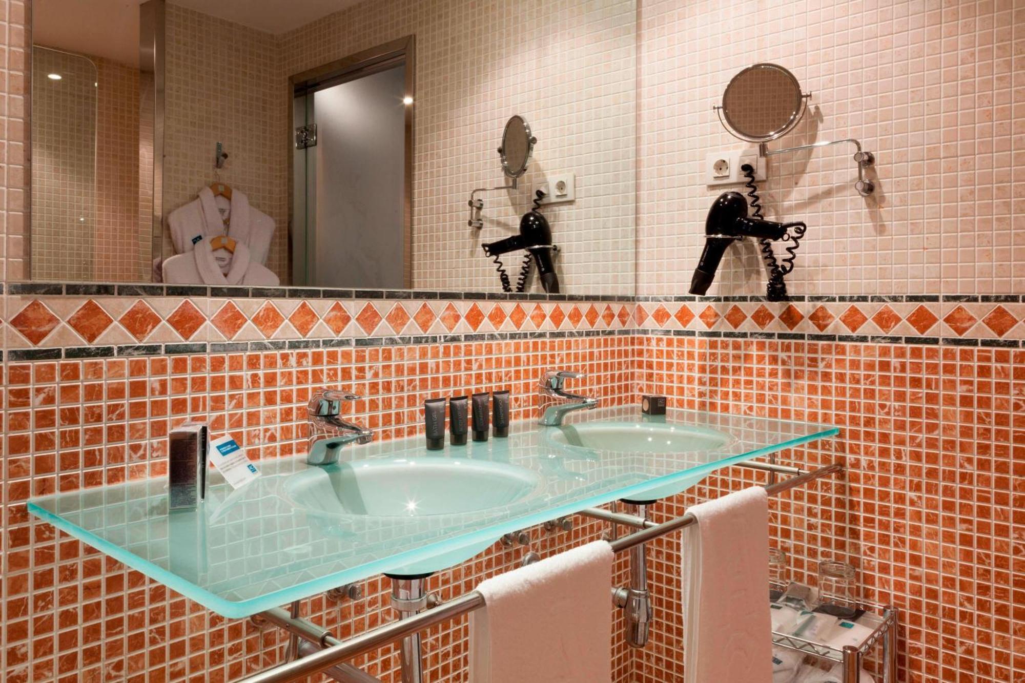 Ac Hotel Palacio De Santa Ana By Marriott Valladolid Bagian luar foto Bathroom with glass countertop