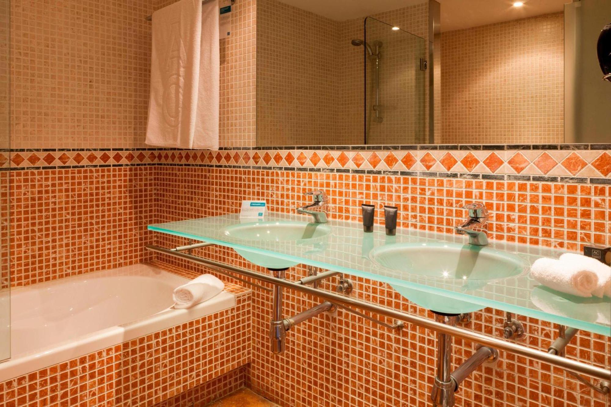 Ac Hotel Palacio De Santa Ana By Marriott Valladolid Bagian luar foto Bathroom
