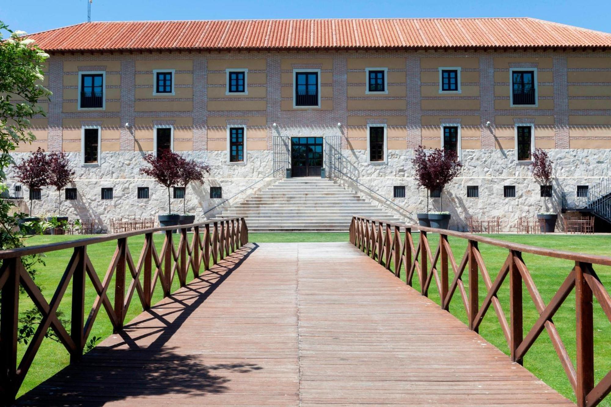 Ac Hotel Palacio De Santa Ana By Marriott Valladolid Bagian luar foto The main building of the museum