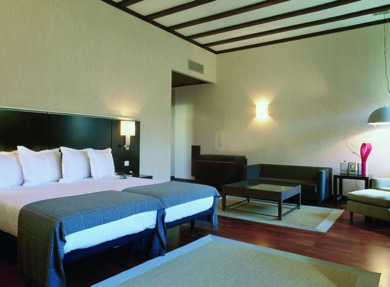 Ac Hotel Palacio De Santa Ana By Marriott Valladolid Ruang foto A room at the hotel