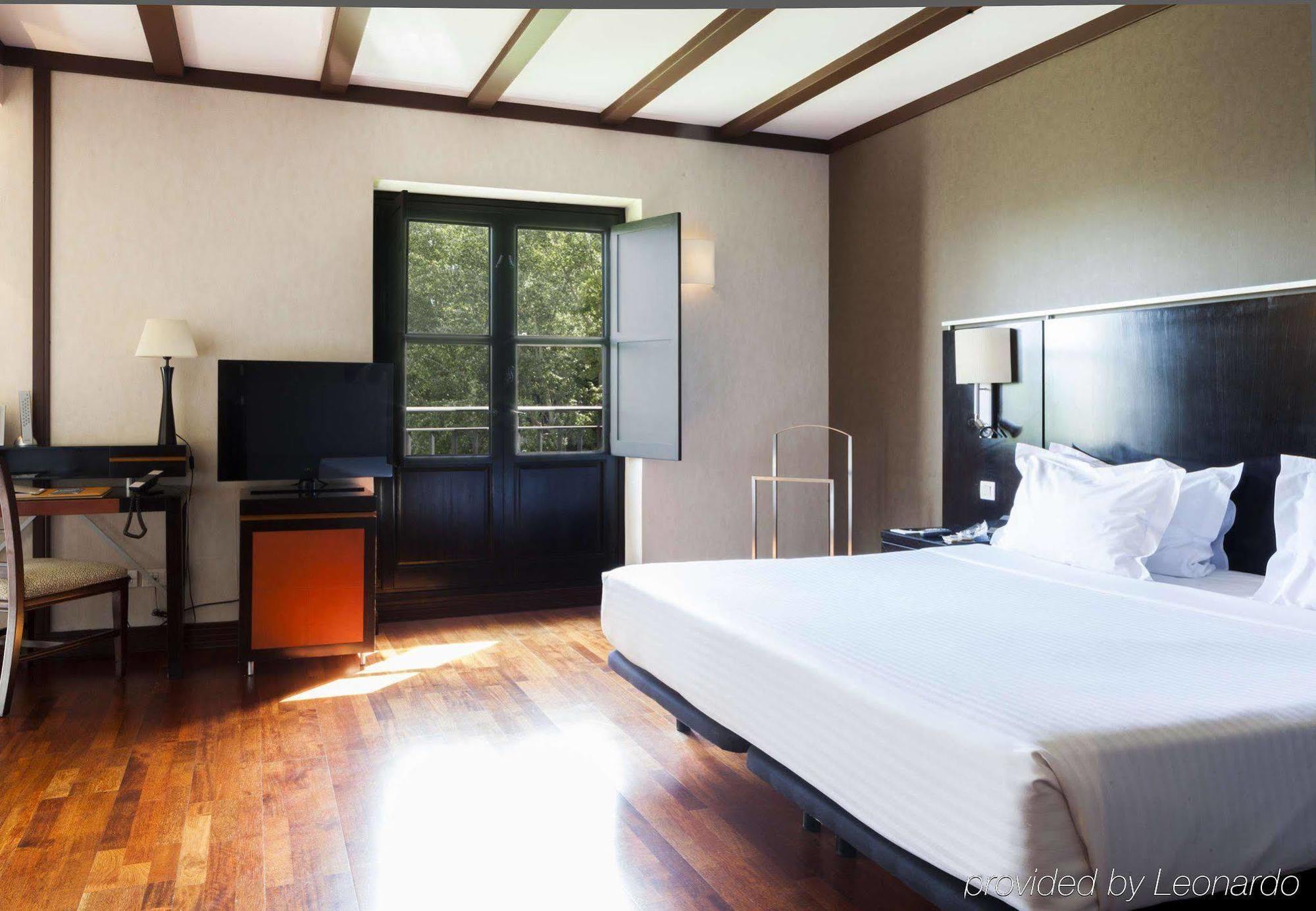 Ac Hotel Palacio De Santa Ana By Marriott Valladolid Bagian luar foto A room at the hotel