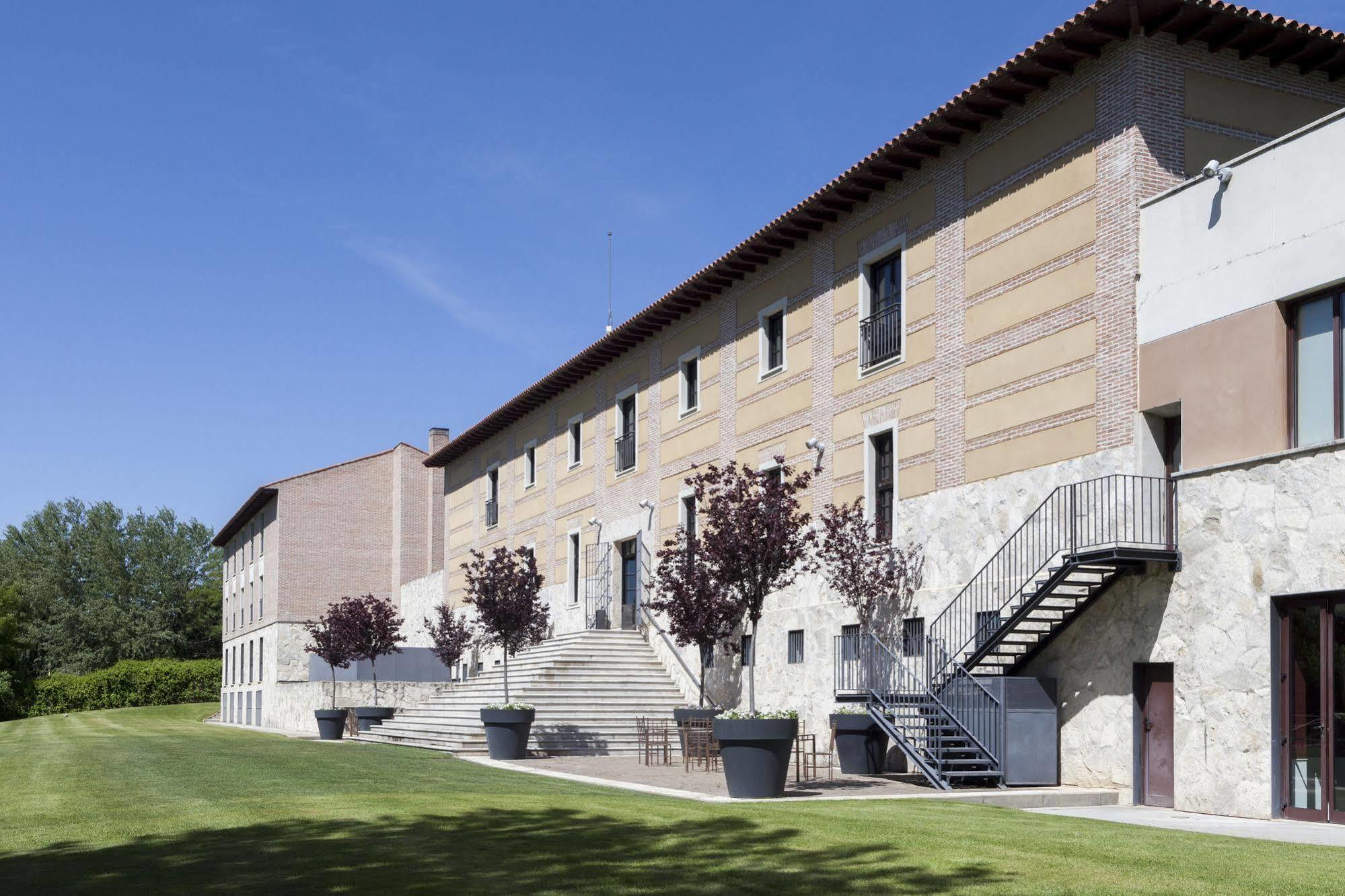 Ac Hotel Palacio De Santa Ana By Marriott Valladolid Bagian luar foto The University of Navarra